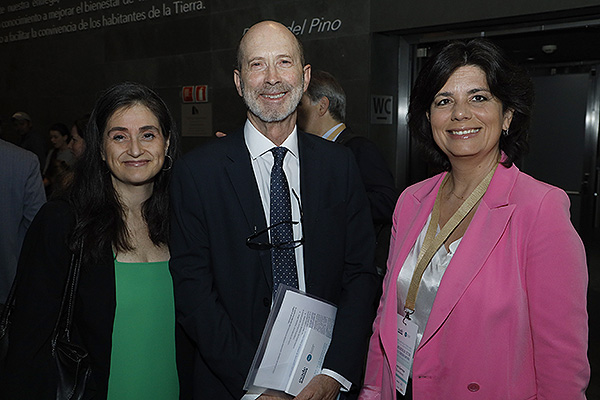 Pilar Navarro, directora de Proyectos de Fenin Cataluña; Carlos Sisternas, director de Fenin Cataluña; y Montserrat Surruca, Public Affairs de Foment del Treball Nacional.