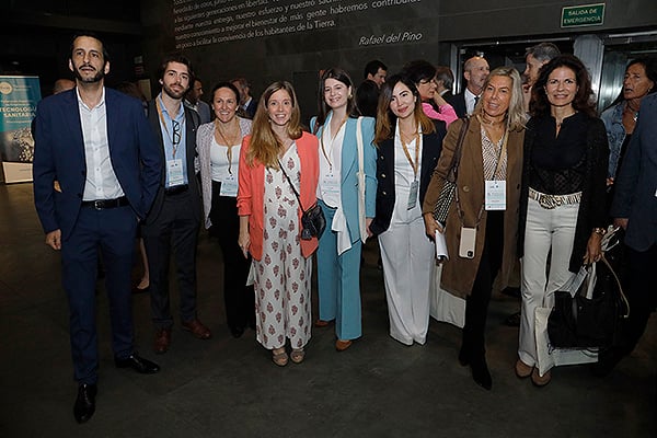 Alberto Cornejo, encargado de Comunicación de Contenidos; Emilio García, técnico de Internacional; Eva Beloso, consejera técnica; Margarita Sopena, responsable de Comunicación; Eva Sotillo, técnica del Área de Internacional;  Rayzha Cuéllar, técnica médica; Isabel Dávila, directora ejecutiva; y Raquel Navarro responsable de la Fundación de Tecnología y Salud. Todos ellos de Fenin.