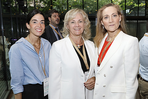 Inmaculada Morón, Government Affairs Intern de Abbot; María Teresa García, directora de Government Affairs de Abbot; y Ana Lázaro.