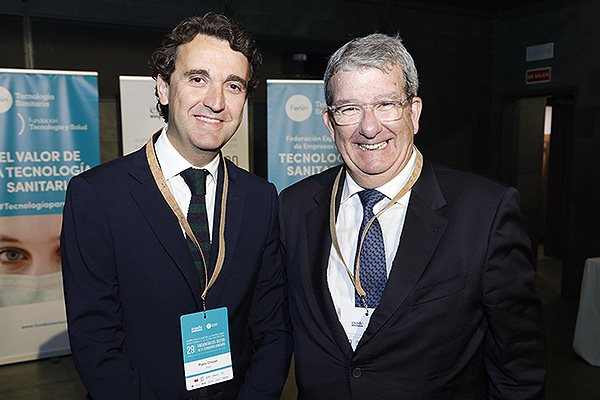 Pablo Crespo junto a Francisco de Paula Rodríguez, Director de Estrategia de Medtronic Iberia.