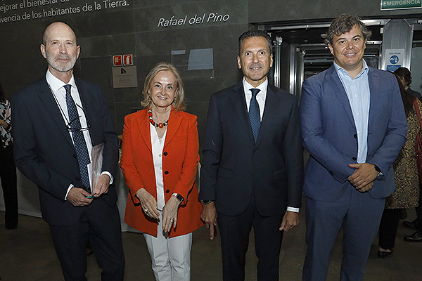 Carlos Sisternas, Margarita Alfonsel, Jorge Huertas y Alberto Martínez, director de Siemens Healthcare.