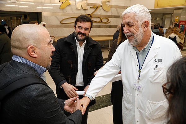 Juame Junque, CEO de Suite of Art, saluda al gerente Carlos Mingo Rodríguez.