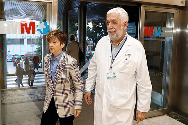 Mercedes Navío Acosta, Gerente Asistencial de Hospitales y Coordinadora de la Oficina Regional de Coordinación de Salud Mental y Adicciones de la Consejería de Sanidad de la Comunidad de Madrid; y Carlos Mingo Rodríguez, Director Gerente del Hospital Universitario Ramón y Cajal.