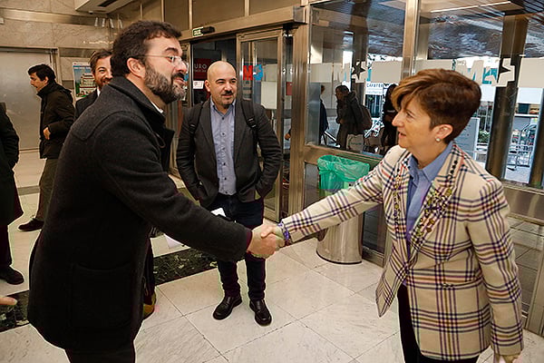 Juan Pablo Núñez Montero, Secretario General de la Fundación Uniteco, saluda a Mercedes Navío.