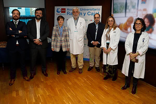 Daniel Zoreda, director de negocio de Uniteco; Juan Pablo Núñez; Mercedes Navío; Carlos Mingo; Javier Guijarro, director de gestión del hospital Ramón y Cajal; Beatriz Elena Martín, directora de Enfermería del Hospital Universitario Ramón y Cajal; y Beatríz García Cuartero, Jefa de Servicio de Pediatría del Hospital Universitario Ramón y Cajal.