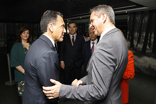 Jorge Huertas saluda al ministro a la entrada del 29 Encuentro del Sector de la Tecnología Sanitaria.