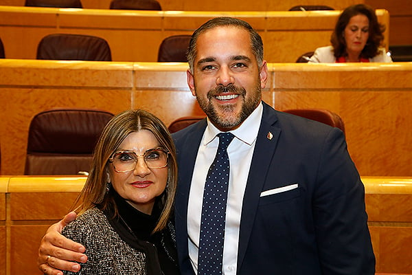 María Dolores Flores y Kilian Sánchez, portavoz del PSOE en la Comisión de Sanidad del Senado.