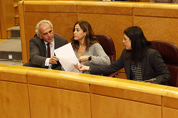Enrique Ruiz Escudero, Rosa María Romero, vocal del PP en la Comisión de Sanidad, y María Patricio Zafra, portavoz adjunta del PP.