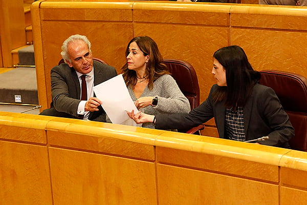 Enrique Ruiz Escudero, Rosa María Romero, vocal del PP en la Comisión de Sanidad, y María Patricio Zafra, portavoz adjunta del PP.