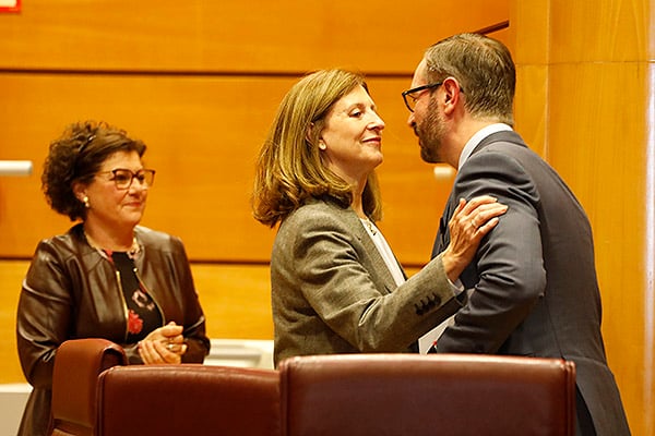 Antonia López, Mar San Martín y el vicepresidente primero de la Mesa del Senado, Javier Maroto.