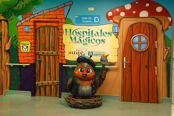 La renovación del área pediátrica del Ramón y Cajal supone un paso más en esta línea de trabajo y se consolida como un ejemplo de cómo el diseño y la comunicación visual pueden transformar la experiencia hospitalaria.
