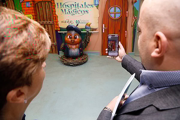 La intervención incluye también cuentos ilustrados protagonizados por las mascotas y un software interactivo, único en el mundo, que permite a los niños relacionarse con los personajes antes de someterse a pruebas médicas o tratamientos.