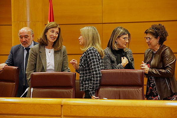  José Manuel Aranda (PP), vicepresidente primero ; Mar San Martín, María Isabel Abellán, letrada de la Comisión de Sanidad; María Dolores Flores (PSOE), vicepresidenta segunda; y Antonia López Moya (PP), secretaria primera.