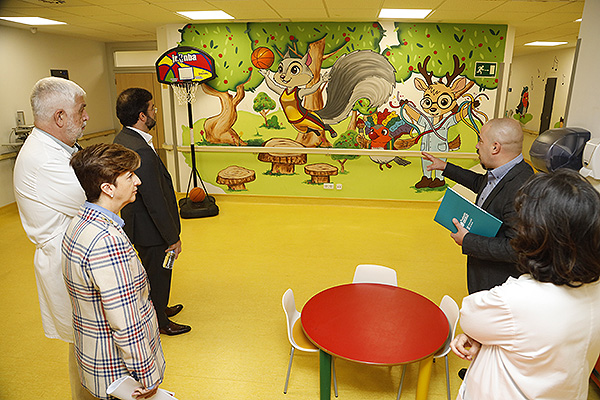 El proyecto ha transformado por completo el entorno de Pediatría del hospital mediante una combinación de arte, tecnología y narrativa emocional.