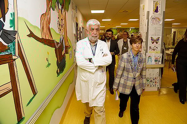 Carlos Mingo y Mercedes Navío durante la visita a los pasillos de Pediatría del Hospital Universitario Ramón y Cajal.