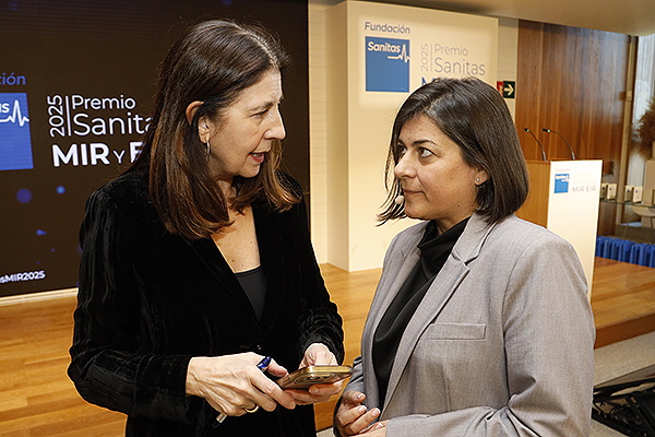 Yolanda Erburu conversa con Sonia Gutiérrez, vicepresidenta de la Fundación de Investigación de Sanitas.