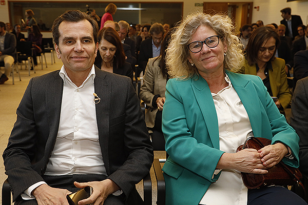 Iñaki Peralta, presidente de Sanitas; y Laura Ruiz, subdirectora general adjunta de Ordenación y Formación Profesional del Ministerio de Sanidad.
