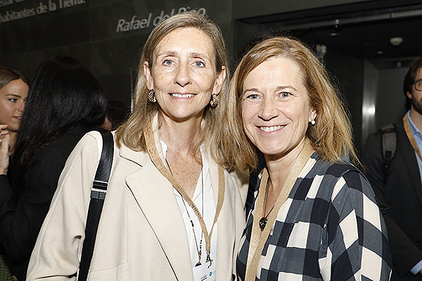 Carmen Alaez, adjunta secretaria general de Fenin; y Celia Cortijo, directora de Relaciones Institucionales de Coloplas.