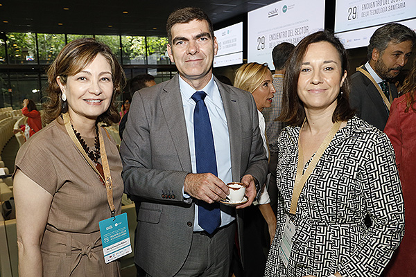 Inmaculada Ramos, directora de diatrito sanitario conforte de lems; Roberto Parra, director general de Mindray; y Matilde Diaz, directora de Ccuentas Estratégicas de Mindray.