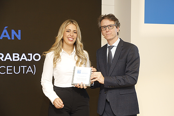 Almudena Montes Galán, especialista en Enfermería del Trabajo del Hospital Universitario de Ceuta; y Luis Landín, presidente del Jurado de los Premios MIR y EIR.