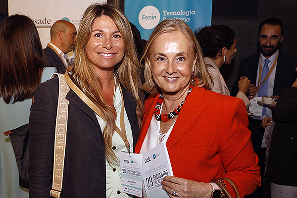 Arantxa Ruiz posa junto a Margarita Alfonsel.