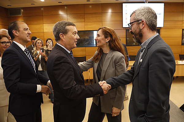 Los consejeros Bancalero y Gómez saludan a García y Padilla.