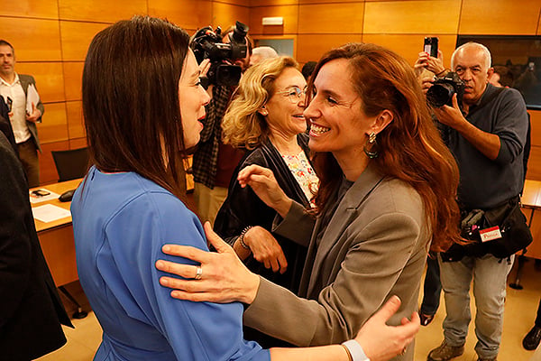 La ministra de Sanidad recibe a Sara García.