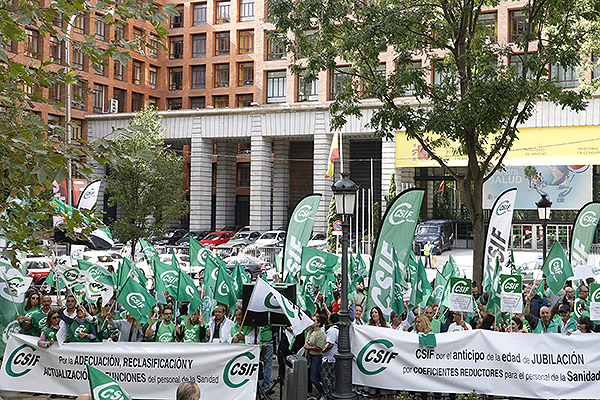 La concentración ha congregado a alrededor de un centenar de personas.