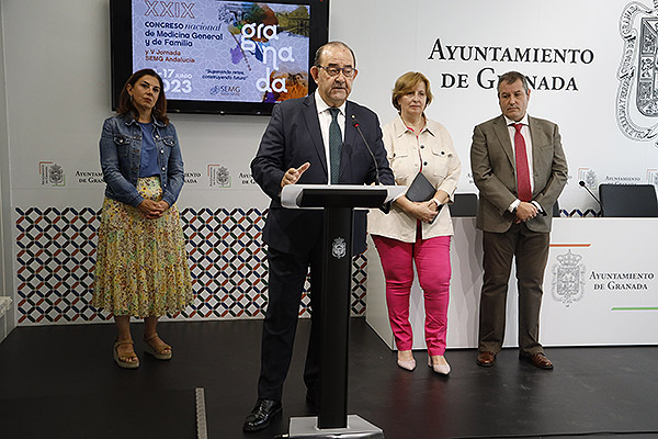 Un momento de la rueda de prensa del XXIX Congreso Nacional de Médicos Generales y de Familia celebrada en Granada.