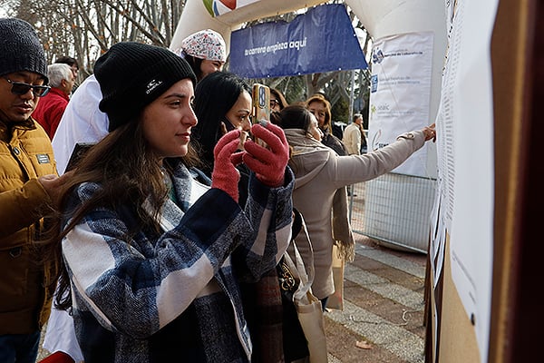 Los aspirantes comprueban que sus nombres aparecen las listas de admitidos. 