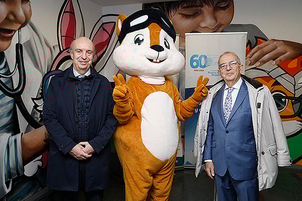 Emilio beneytez, director de Formación Interna, Externa y Calidad de la Fundación Uniteco; la mascota del Servicio de Pediatría; y Gabriel Núñez González, presidente de la Fundación Uniteco y presidente de Uniteco.