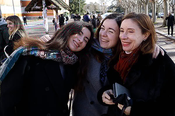 Familiares y amigos han acompañado a los aspirantes antes del examen MIR 2026. 