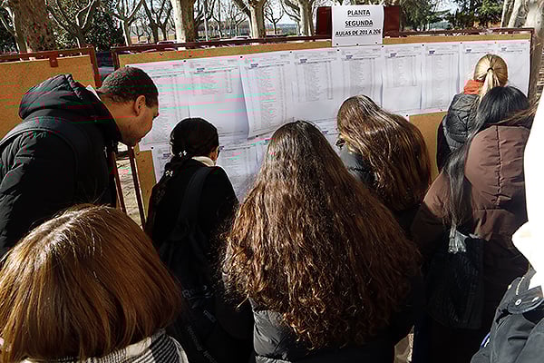 Los aspirantes se han aglutinado en torno a los listados. 