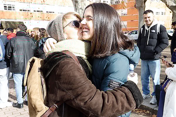 Madre e hija se abrazan antes del examen. 