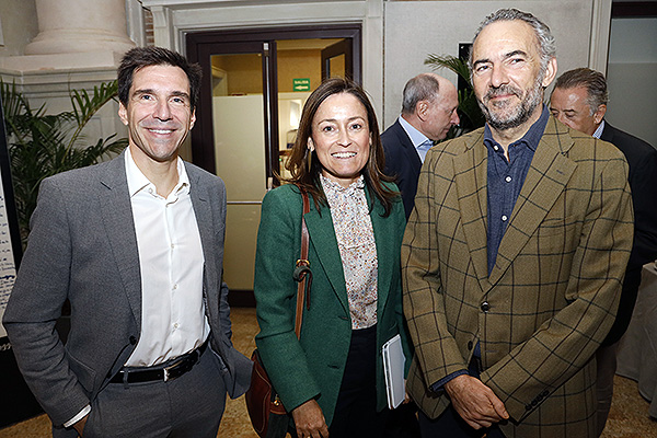 Miguel González Corral, director de Comunicación de Farmaindustria; Amelia Martín Uranga, directora de Investigación Clínica y Traslacional de Farmaindustria; y Julian Zabala.