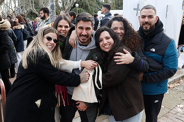 Familiares y amigos se abrazan antes de comenzar la prueba. 