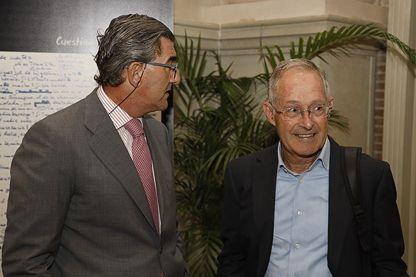 Juan Abarca charla con Ángel Carracedo, catedrático de Medicina Legal de la Universidad de Santiago (USC) y Director de la Fundación Pública Galega de Medicina Xenómica.