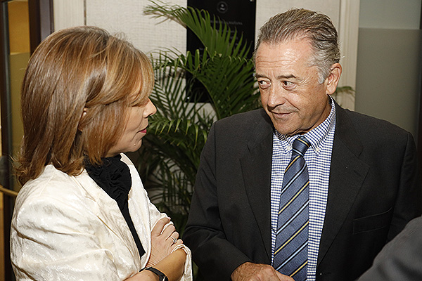 Marta Villanueva charla con Luis Martí Bonmatí, director del área clínica de imagen del Hospital Universitario La Fe de Valencia y vicepresidente de la FEAM.