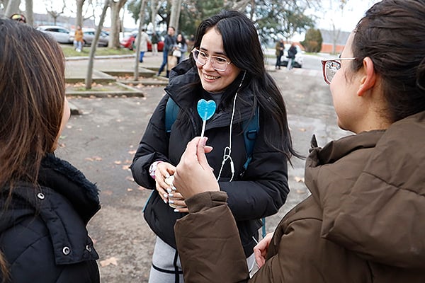 Los aspirantes repasan los últimos contenidos antes de comenzar el examen MIR 2026. 