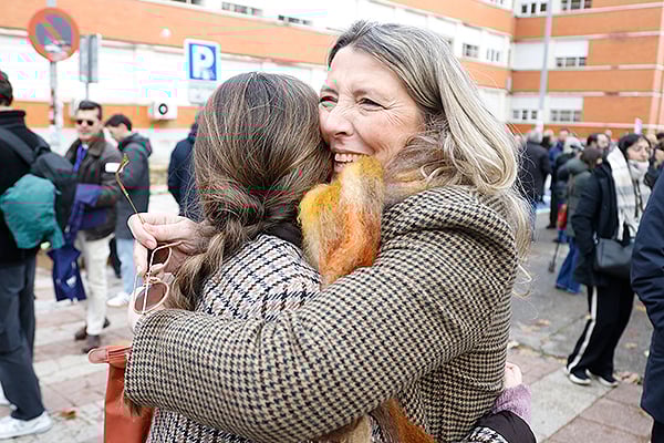 Madre e hija se funden en un abrazo. 
