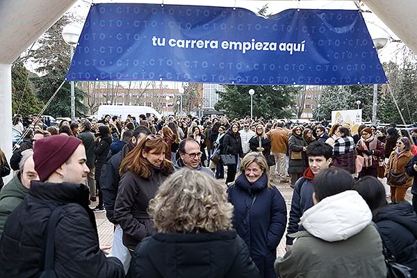 Decenas de personas se agolpan a las puertas de la Facultad de Derecho de la UCM. 