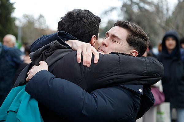 El último abrazo antes del examen MIR. 