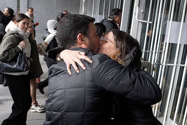 Besos y abrazos antes de comenzar el examen MIR. 