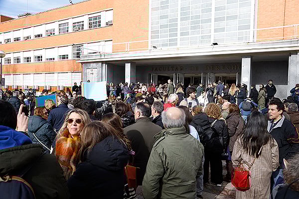 Ambiente a las puertas de la Facultad de Derecho. 