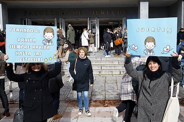 Una familia posa con su pancarta dedicada a Fernando. 
