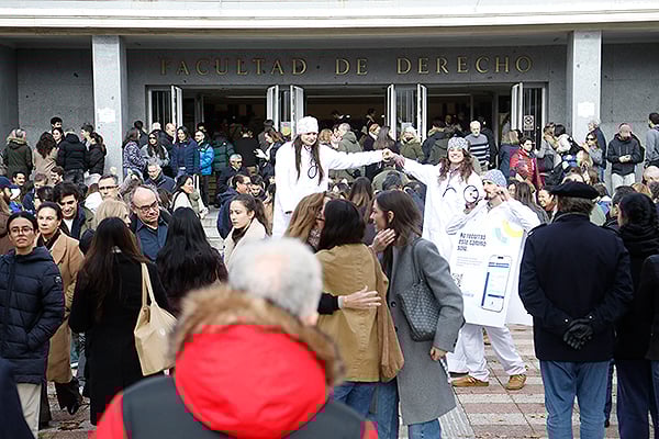 Ambiente festivo en los instantes previos al inicio del examen MIR 2026. 