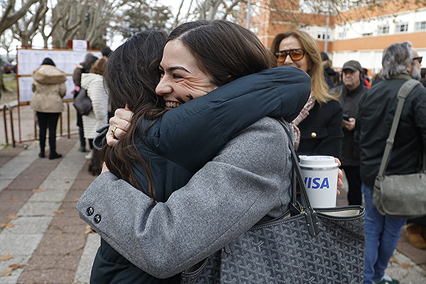 Los abrazos y las lágrimas no han cesado durante toda la jornada. 