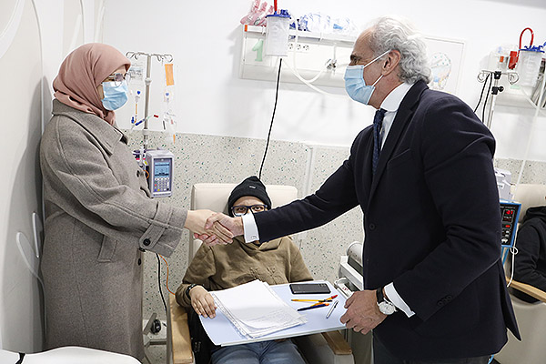 Enrique Ruiz Escudero saludando a la madre de un paciente.