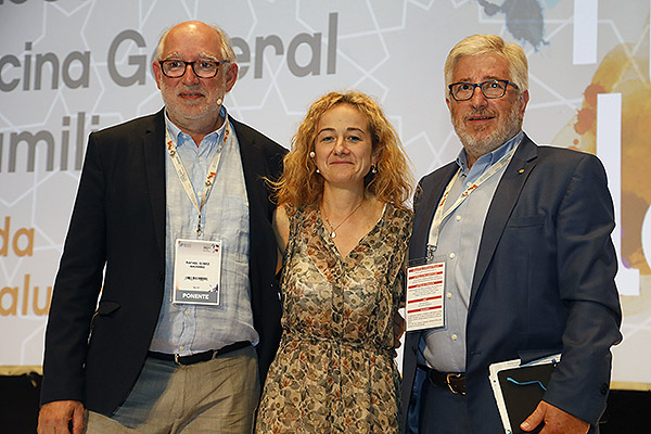 Rafael Gómez, miembro de SEMG; Silvia María González Carranza, presidenta de SEMG País Vasco; y Benjamin Abarca.