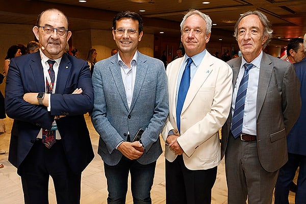 Antonio Fernández Pro, Francisco Cuenca, Diego Vargas y Indalecio Sánchez Montesinos, delegado de Salud de la Junta de Andalucía en Granada.